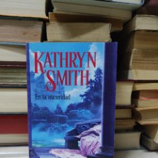 Libros de segunda mano: EN LA OSCURIDAD KATHRYN SMITH
