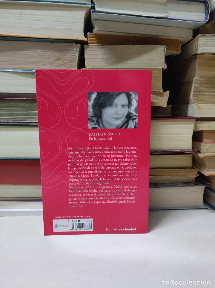 Libros de segunda mano: EN LA OSCURIDAD KATHRYN SMITH - Foto 2