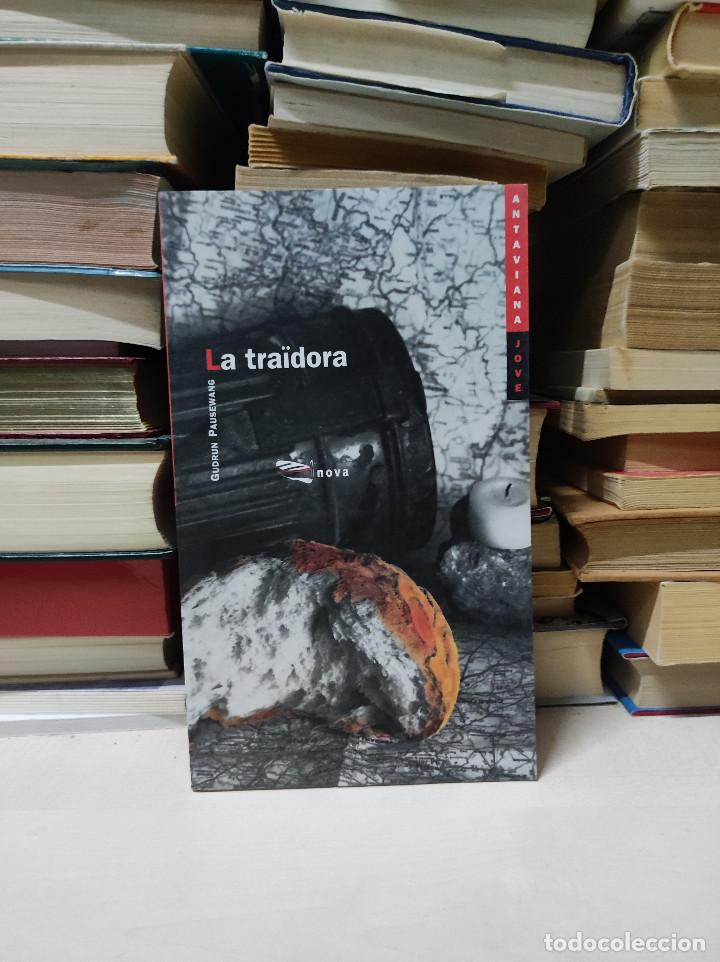 Libros de segunda mano: LA TRAIDORA GUDRUN PAUSEWANG (CATALAN) - Foto 1