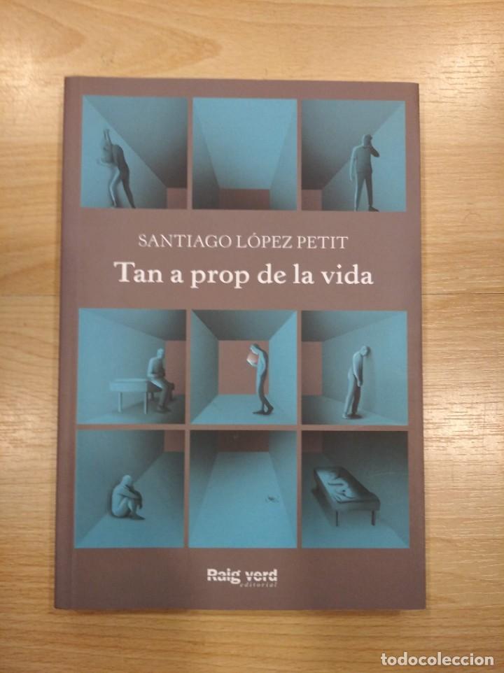 Libros de segunda mano: Tan a prop de la vida. Santiago L&oacute;pez - Foto 1