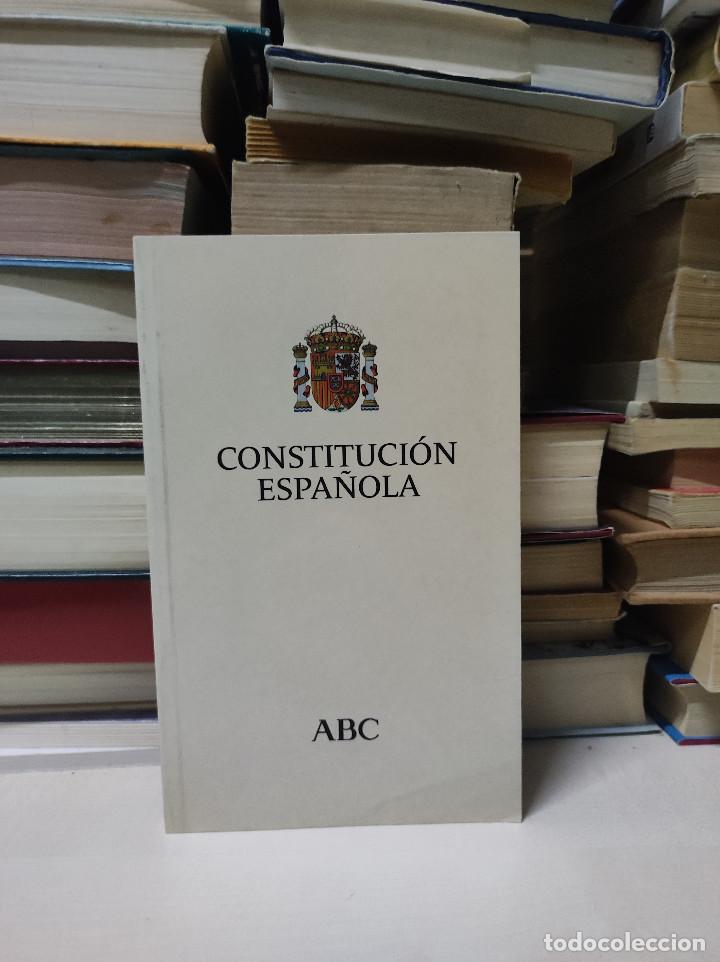 Libros de segunda mano: CONSTITUCI&Oacute;N ESPA&Ntilde;OLA ABC - Foto 1
