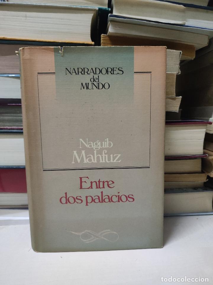 Libros de segunda mano: ENTRE DOS PALACIOS NAGULO MAHFUZ - Foto 1