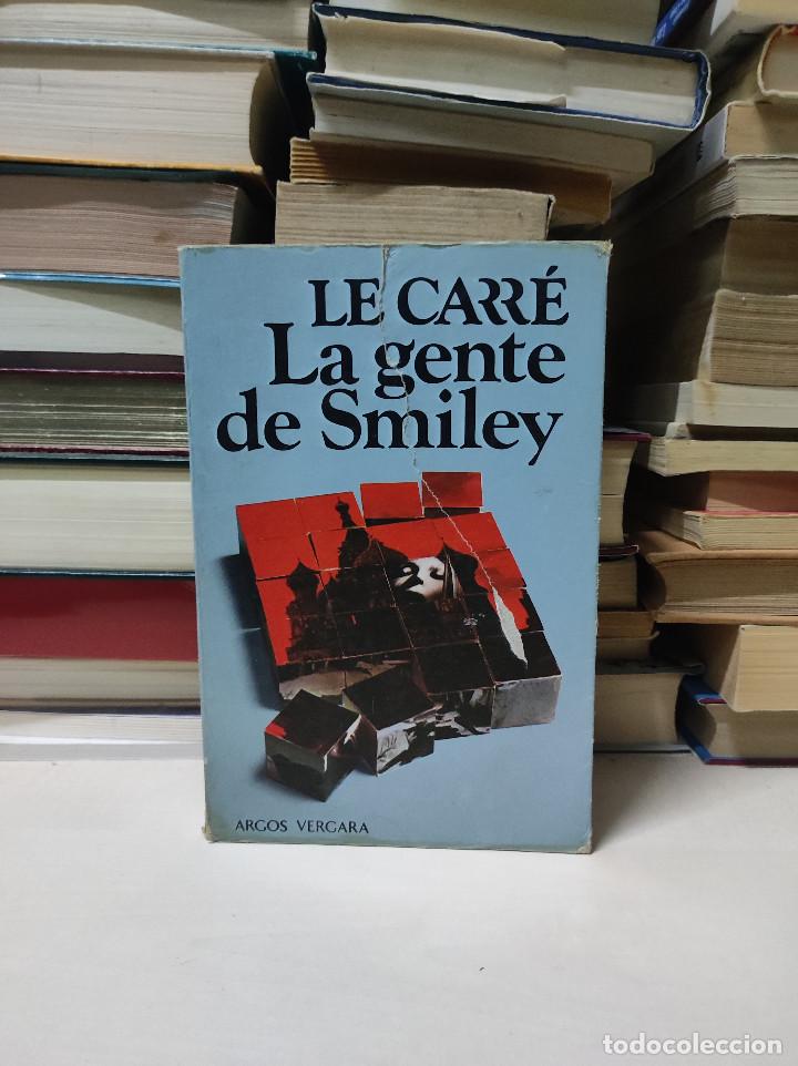Libros de segunda mano: LA GENTE DE SMILEY LE CARR&Eacute; - Foto 1
