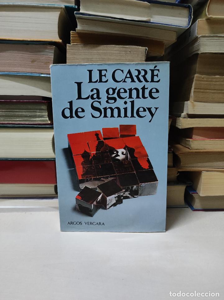 Libros de segunda mano: LA GENTE DE SMILEY LE CARR&Eacute; - Foto 1