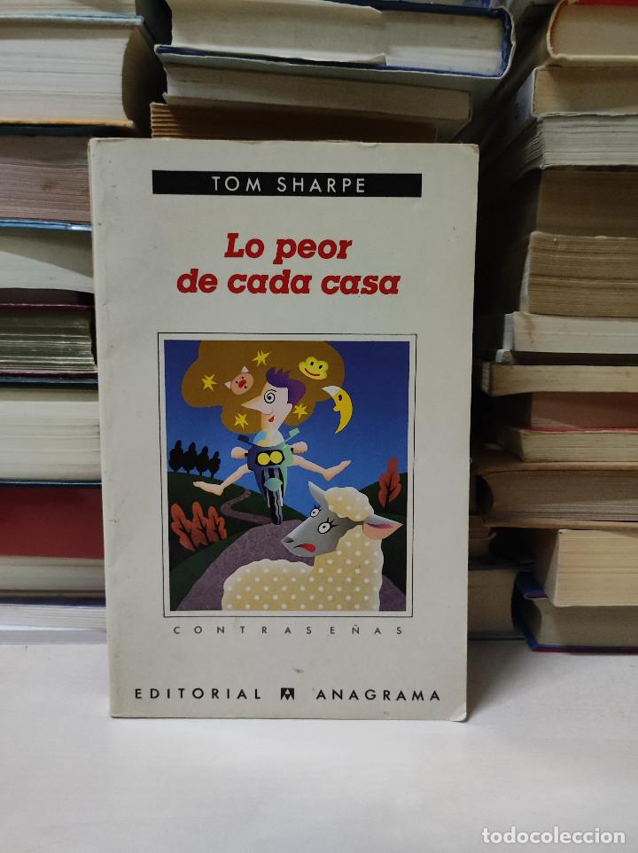 Libros de segunda mano: LO PEOR DE CADA CASA TOM SHARPE - Foto 1