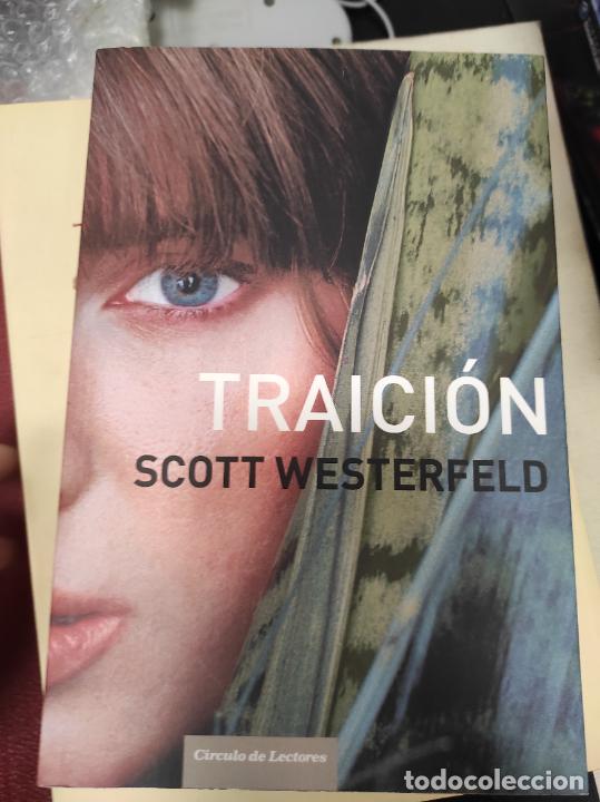 Libros de segunda mano: TRAICION. SCOTT WESTERFELD. MONTENA - Foto 1