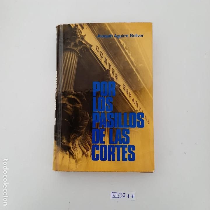 Libros de segunda mano: Por los pasillos de las cortes - Foto 1