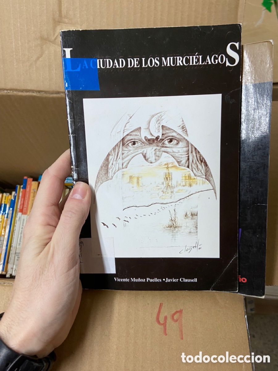 Libros de segunda mano: Caja49 la ciudad de los murci&eacute;lagos / Vicente Mu&ntilde;oz Puelles &bull; Javier Clausell