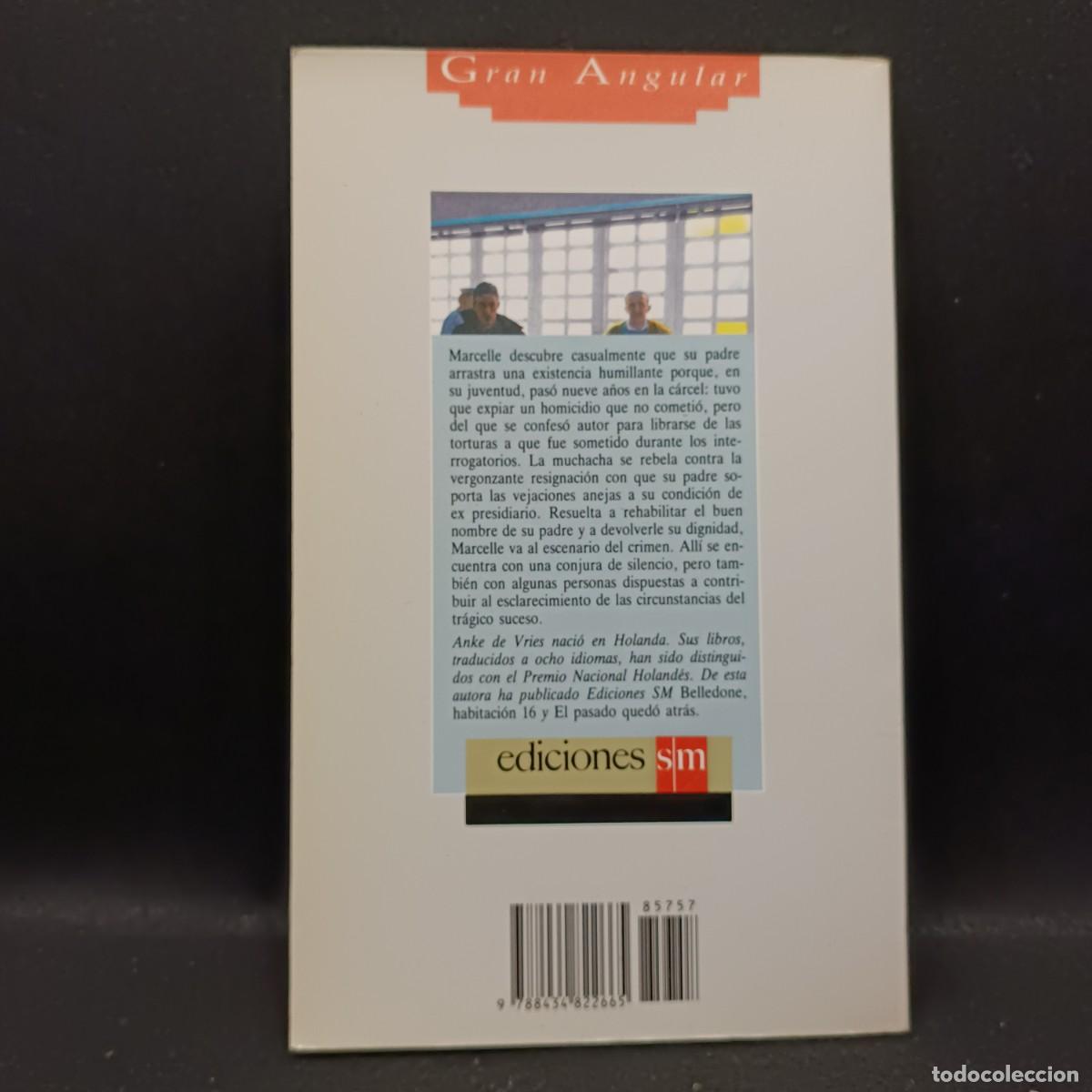 Libros de segunda mano: C&Oacute;MPLICA - ANKE DE VRIES - GRAN ANGULAR / 19.752 - Foto 2