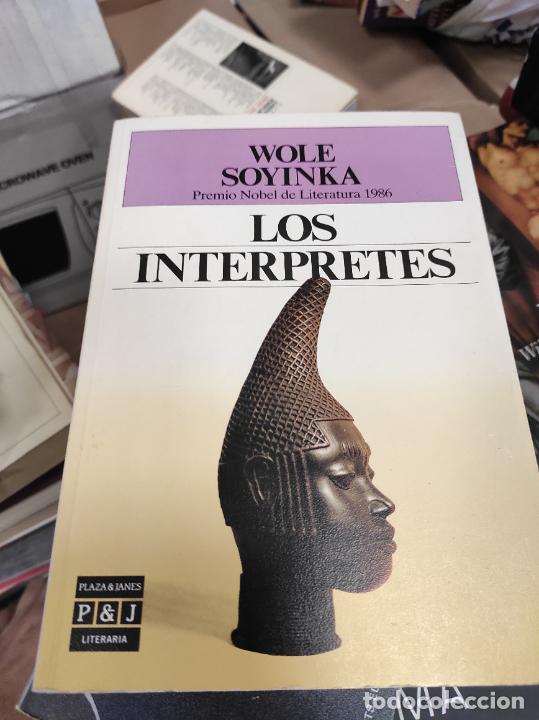 Libros de segunda mano: Los int&eacute;rpretes - SOYINKA, Wole - Foto 1