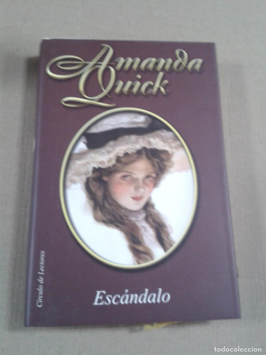 Libros de segunda mano: ESC&Aacute;NDALO - AMANDA QUICK - Foto 1