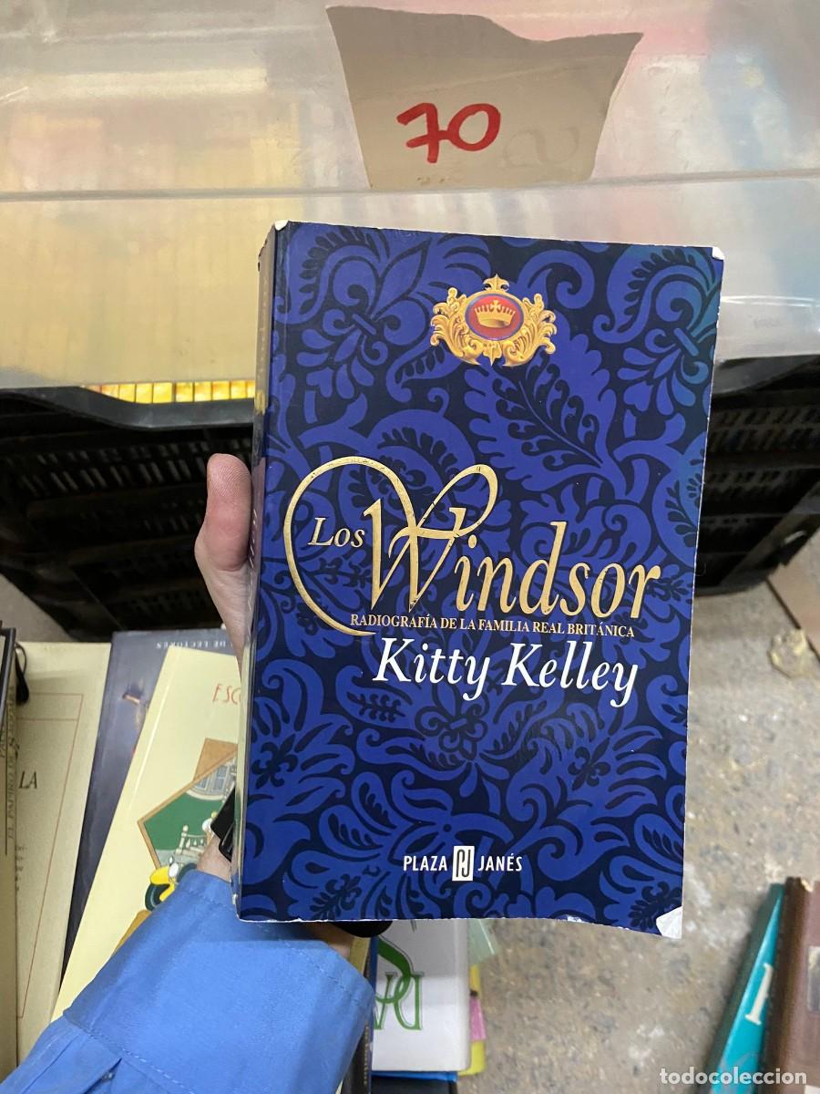Libros de segunda mano: CAJA70 LOS WINDSOR, KITTY KELLEY - Foto 1