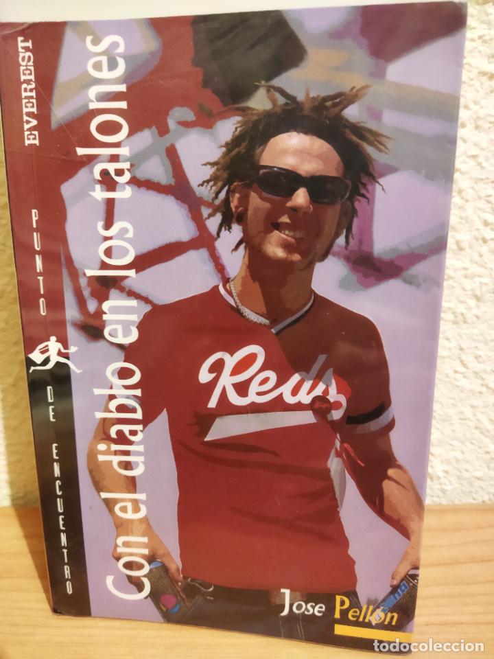Libros de segunda mano: Con el diablo en los talones - Foto 1