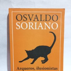 Libros de segunda mano: OSVALDO SORIANO - ARQUEROS, ILUSIONISTAS Y GOLEADORES - 2014. Lote 400583564