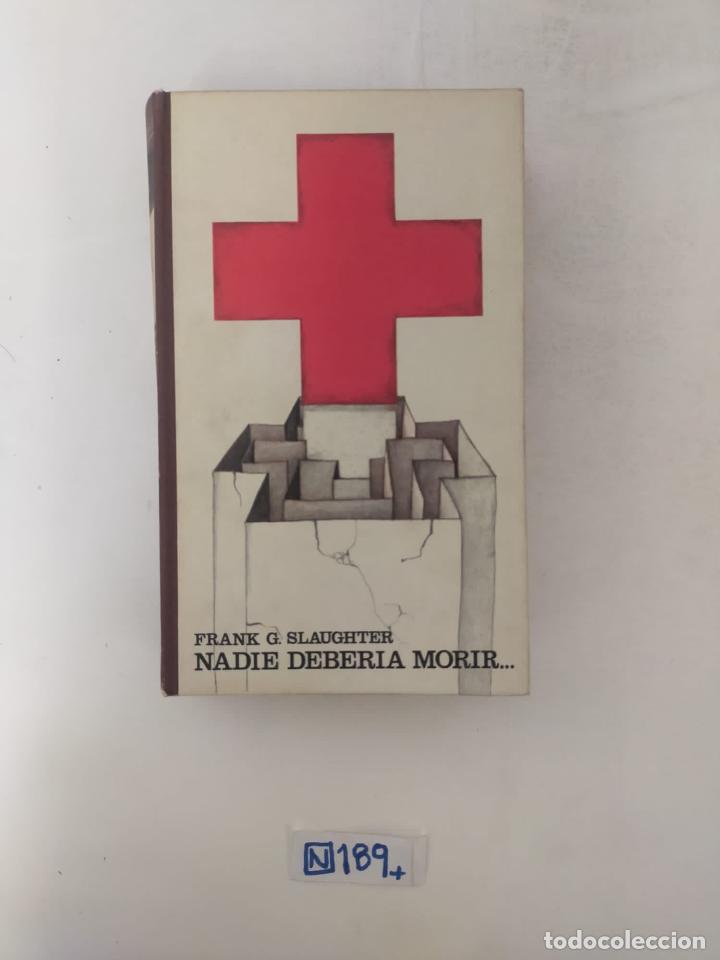Libros de segunda mano: Nadie deber&iacute;a morir - Foto 1