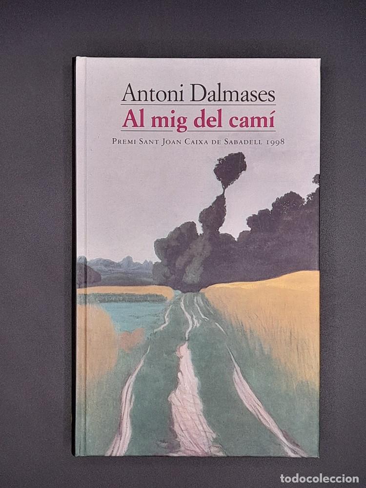 Libros de segunda mano: Al mig del cam&iacute; - Antoni Dalmases - Foto 1