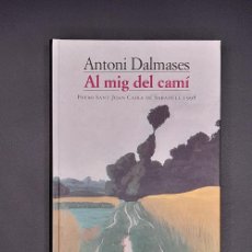 Libros de segunda mano: AL MIG DEL CAMÍ - ANTONI DALMASES. Lote 401081799