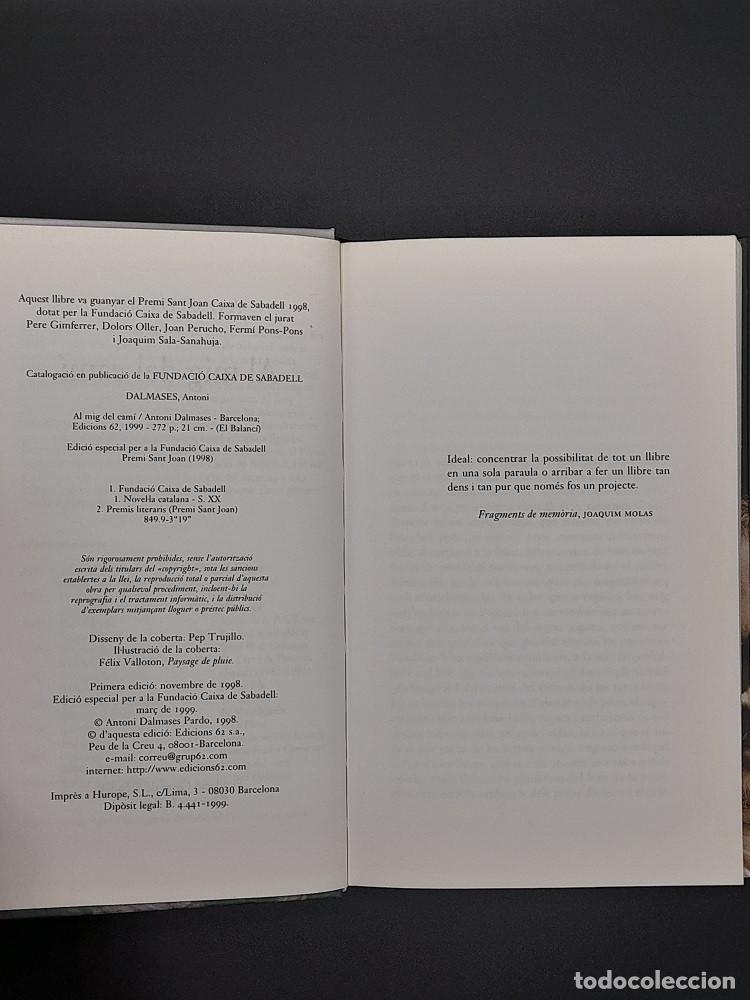 Libros de segunda mano: Al mig del cam&iacute; - Antoni Dalmases - Foto 2
