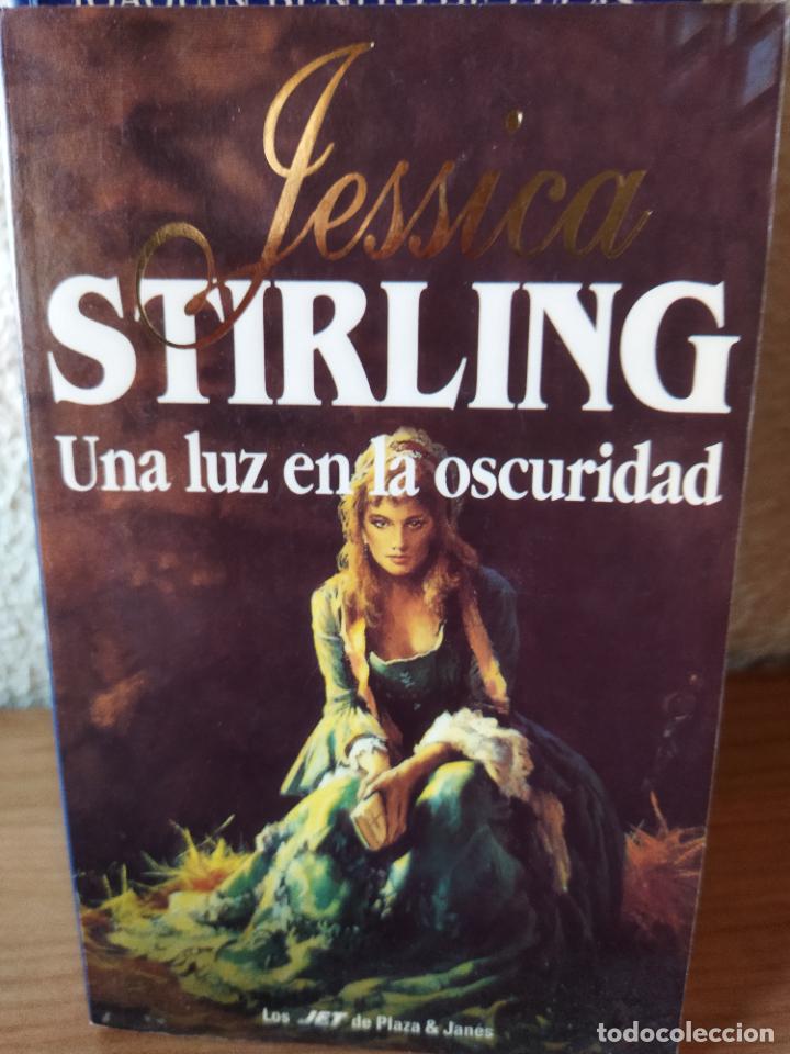 Libros de segunda mano: Una luz en la oscuridad - Foto 1