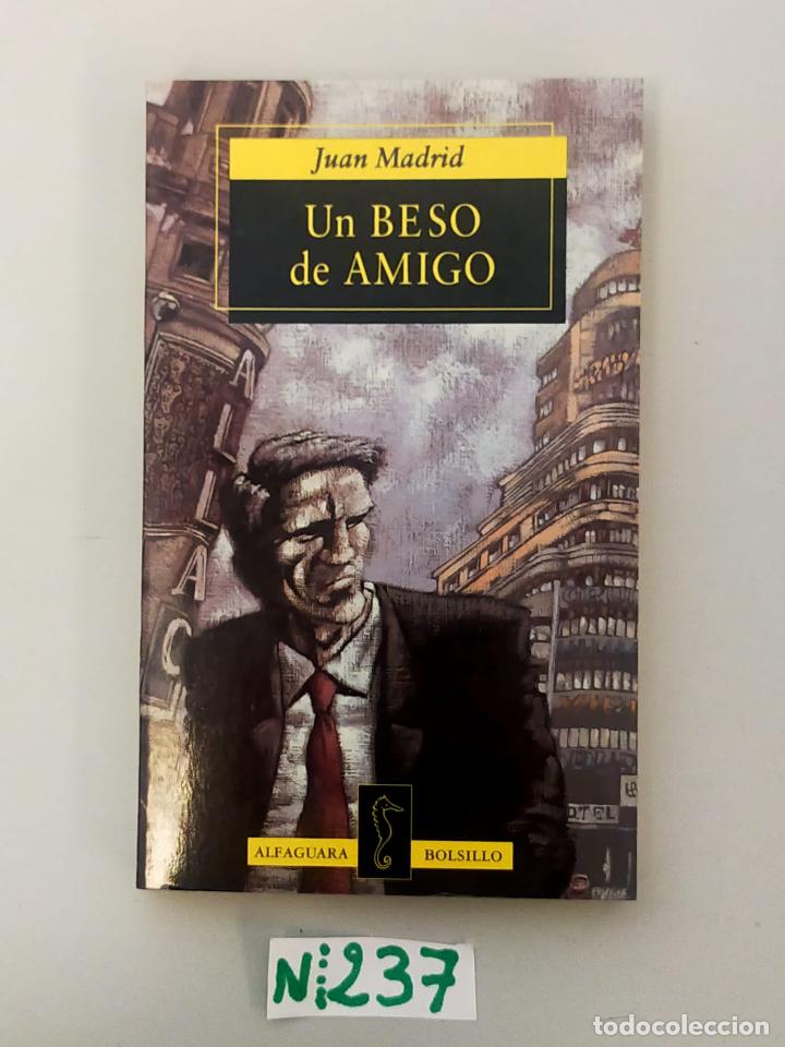 Libros de segunda mano: Un beso de amigo - Foto 1
