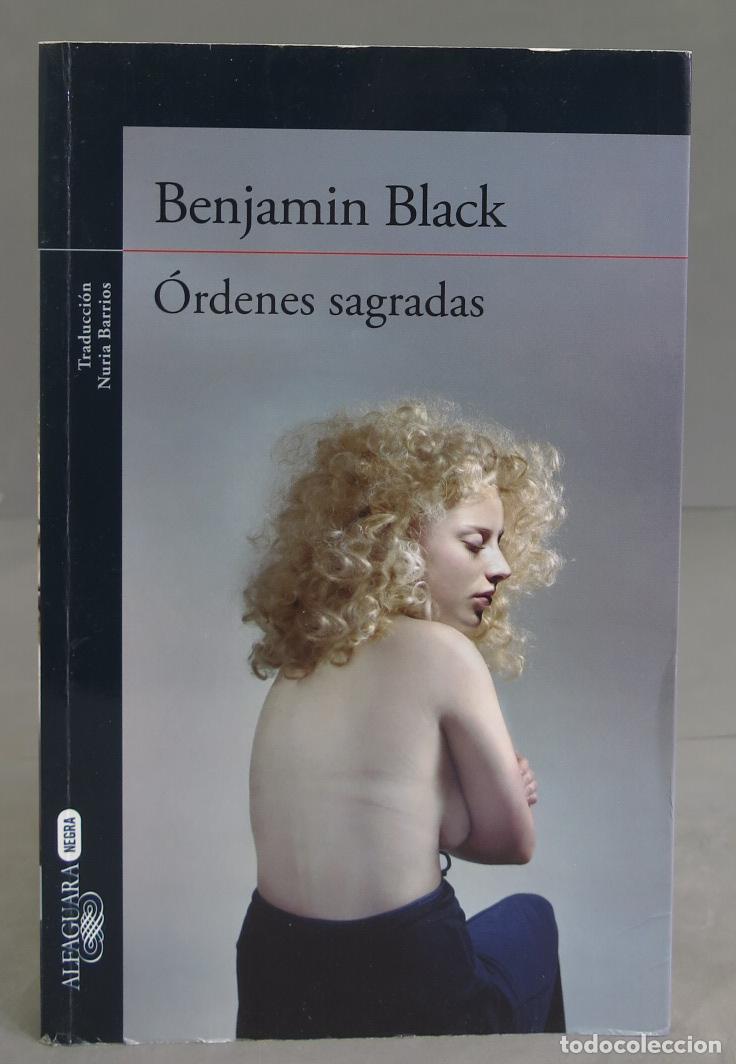 Libros de segunda mano: &Oacute;rdenes sagradas. Benjamin Black - Foto 1