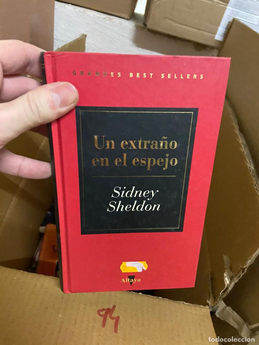 Libros de segunda mano: CAJA94 un extra&ntilde;o en el espejo, sidney sheldon - Foto 1
