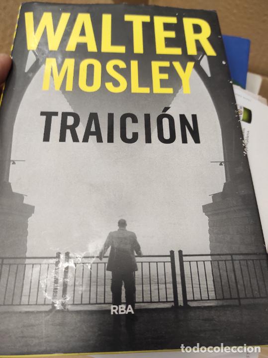 Libros de segunda mano: Traici&oacute;n.- Mosley, Walter - Foto 1