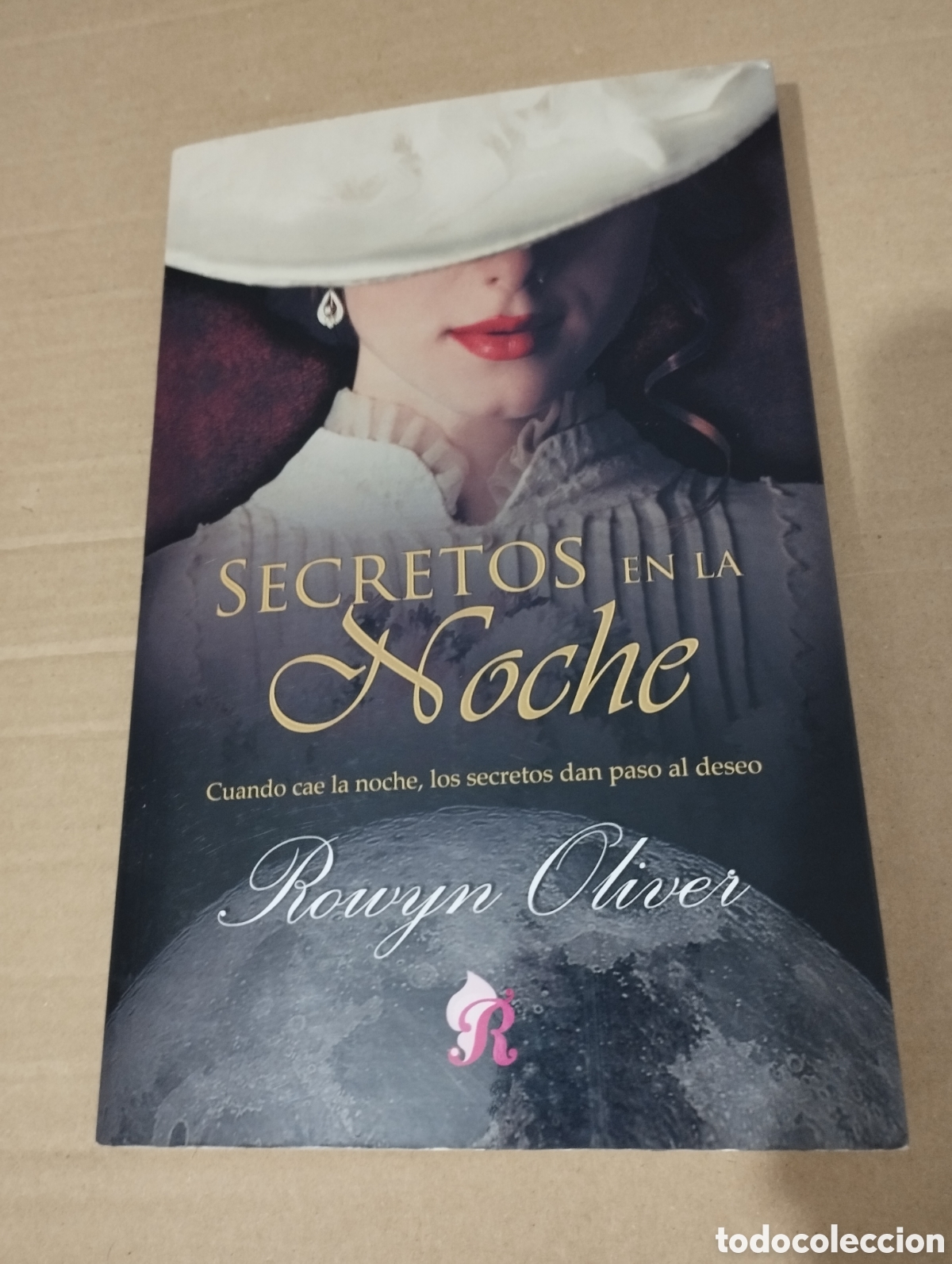 Libros de segunda mano: SECRETOS EN LA NOCHE (ROWYN OLIVER) - Foto 1