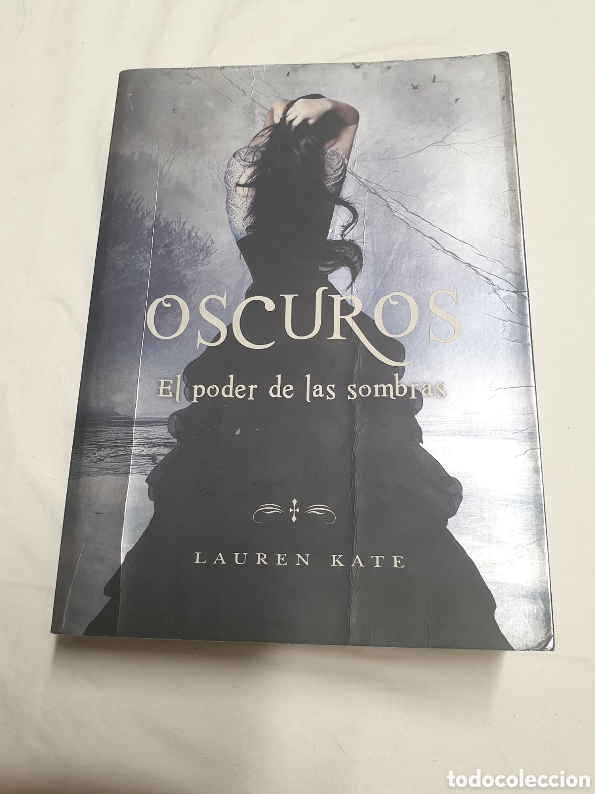 Libros de segunda mano: OSCUROS El poder de las sombras Lauren Kate Montena 2010 - Foto 1