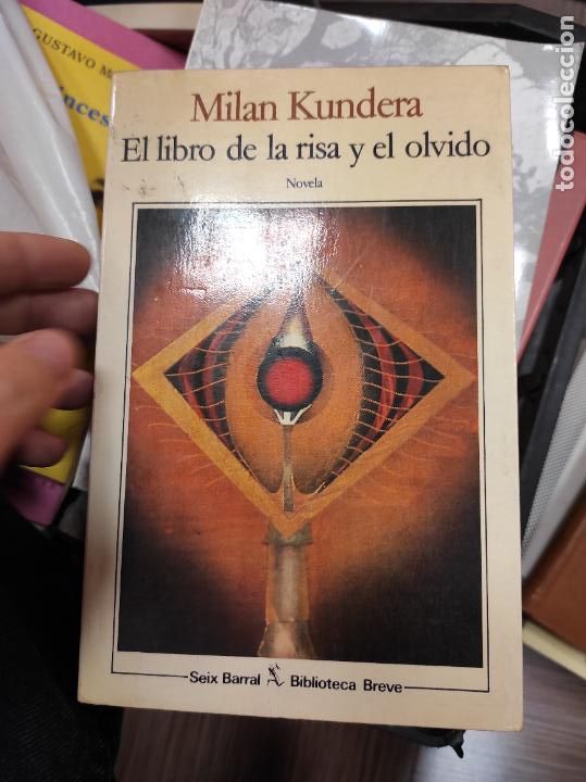 Libros de segunda mano: EL LIBRO DE LA RISA Y EL OLVIDO. MILAN KUNDERA - Foto 1