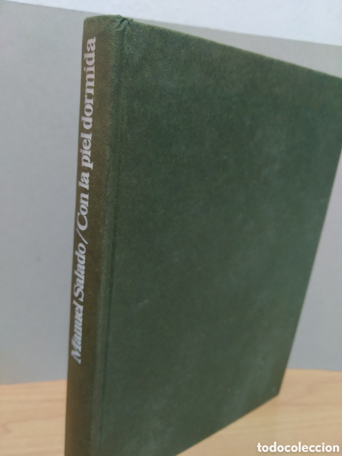 Libros de segunda mano: CON LA PIEL DORMIDA. MANUEL SALADO - Foto 1