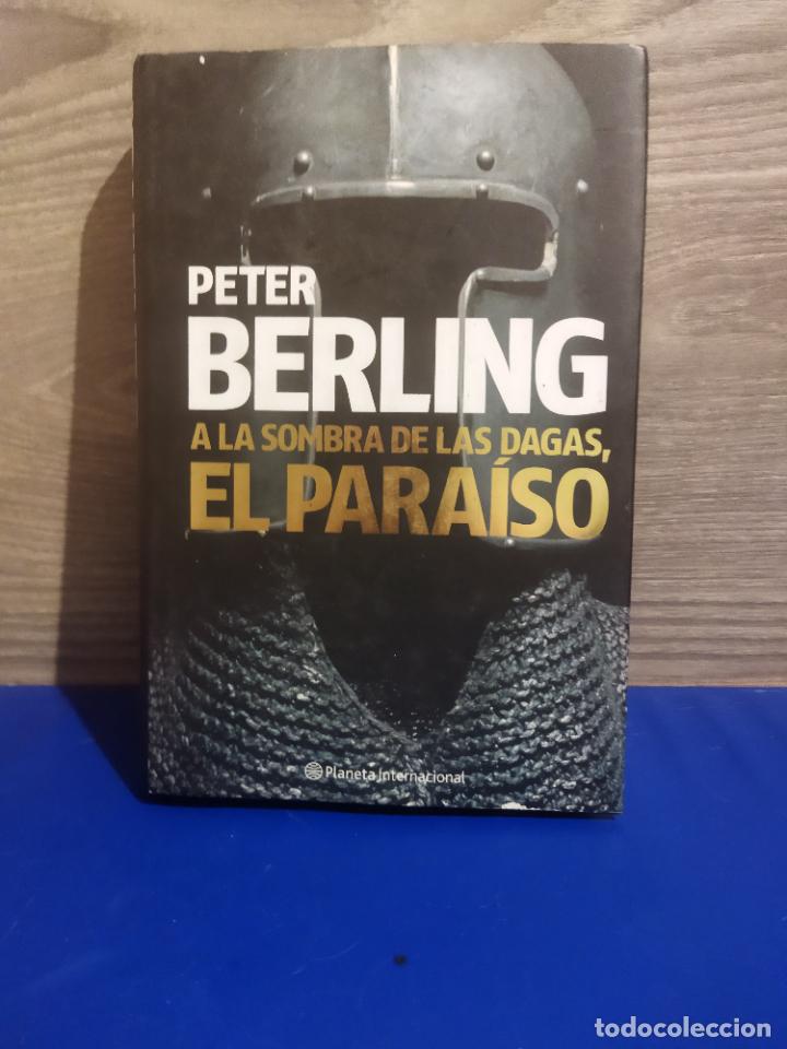 Libros de segunda mano: A la sombra de las dagas - Foto 1