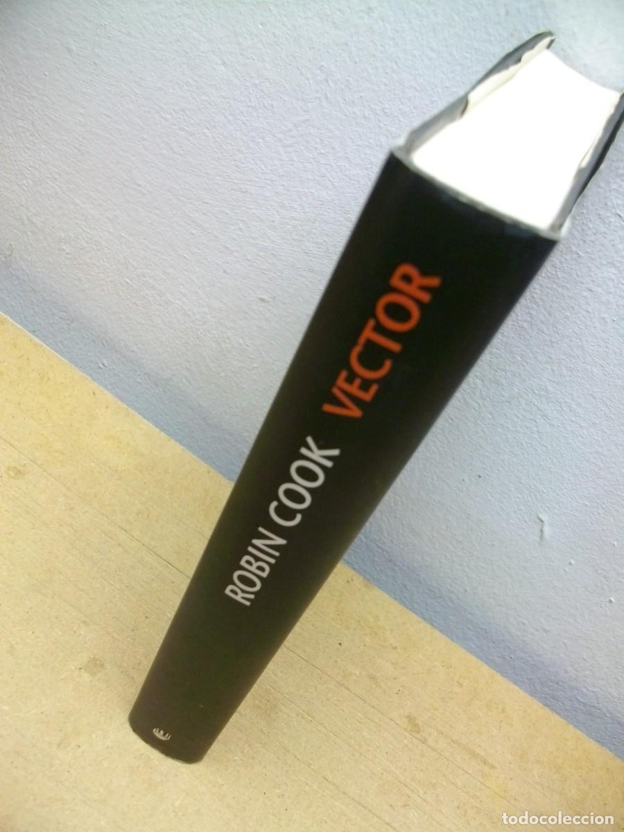 Libros de segunda mano: Vector -Tapa dura DE Robin Cook - Foto 2