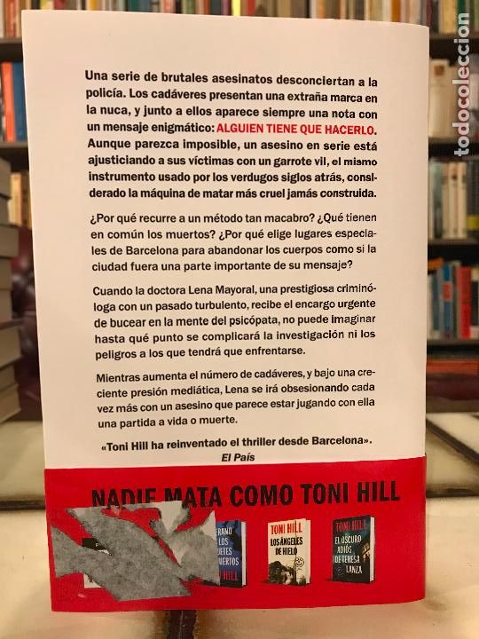 Libros de segunda mano: El &uacute;ltimo verdugo. Toni Hill. - Foto 2