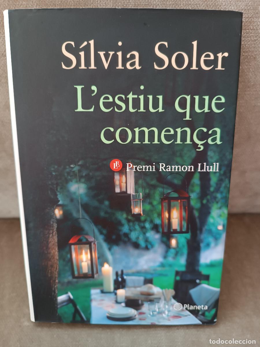 Libros de segunda mano: S&Iacute;LVIA SOLER - LESTIU QUE COMEN&Ccedil;A - PLANETA, 2013 - EN CATAL&Agrave; - - Foto 1