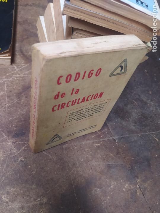 Libros de segunda mano: C&oacute;digo de la circulaci&oacute;n. 1981. L.31603 - Foto 2