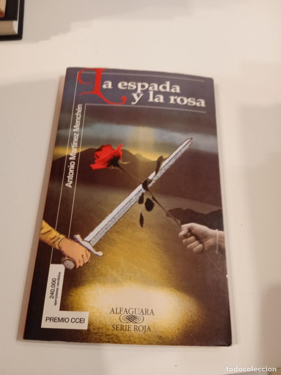 Libros de segunda mano: CC-349 LIBRO LA ESPADA Y LA ROSA ANTONIO MARTINEZ MENCHEN - Foto 1