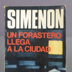 Libros de segunda mano: UN FORASTERO EN LA CIUDAD. SIMENON. 1971