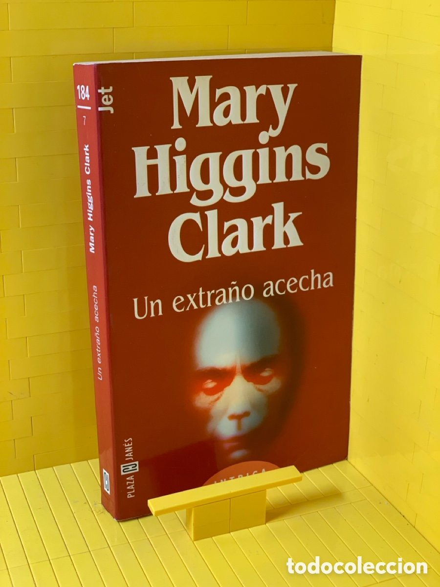 Libros de segunda mano: MARY HIGGINS CLARK &middot;&middot;&middot;&middot; UN EXTRA&Ntilde;O ACECHA - Foto 1