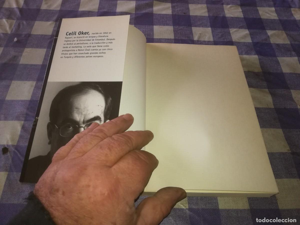 Libros de segunda mano: UN CADAVER JUNTO AL BOSFORO / CELIL OKER / EVA 059 / ROCA - Foto 4