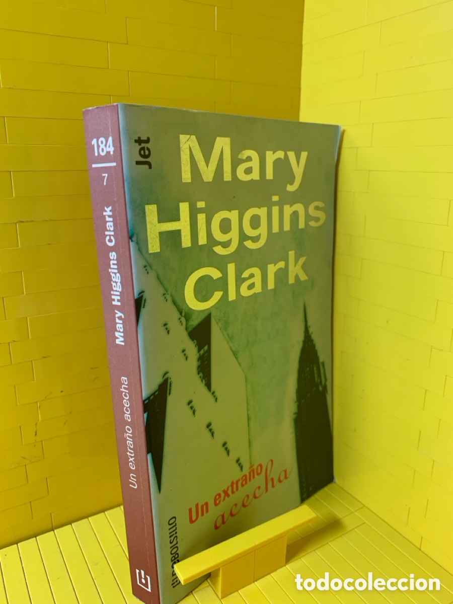 Libros de segunda mano: MARY HIGGINS CLARK &middot;&middot;&middot;&middot; UN EXTRA&Ntilde;O ACECHA - Foto 1