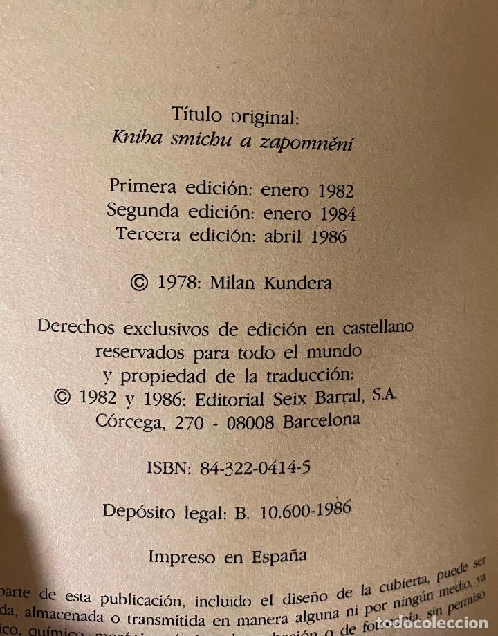 Libros de segunda mano: El Libro de La Risa y El Olvido. Milan Kundera. Seix Barral 1986 - Foto 2