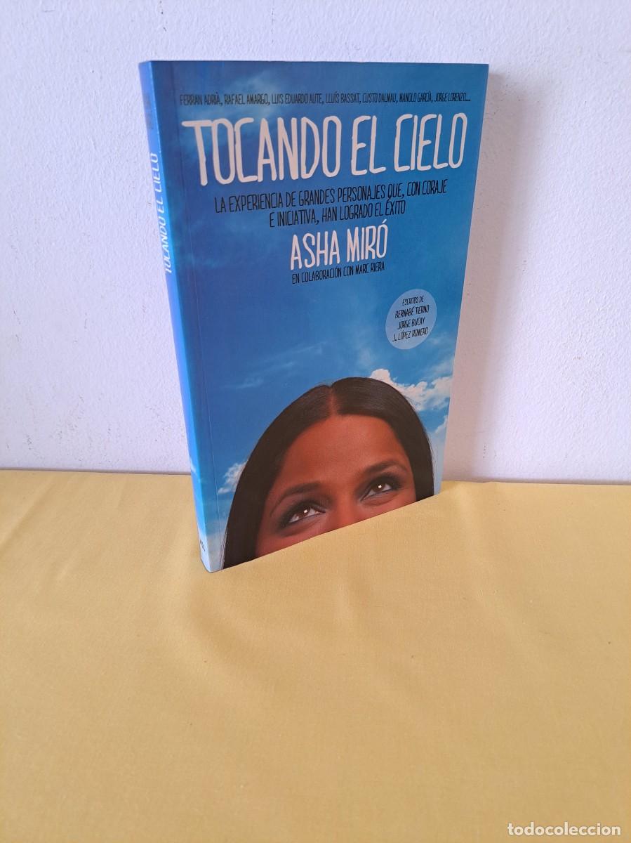 Libros de segunda mano: ASHA MIR&Oacute; - TOCANDO EL CIELO - MEDIALIVE 2011 - Foto 1