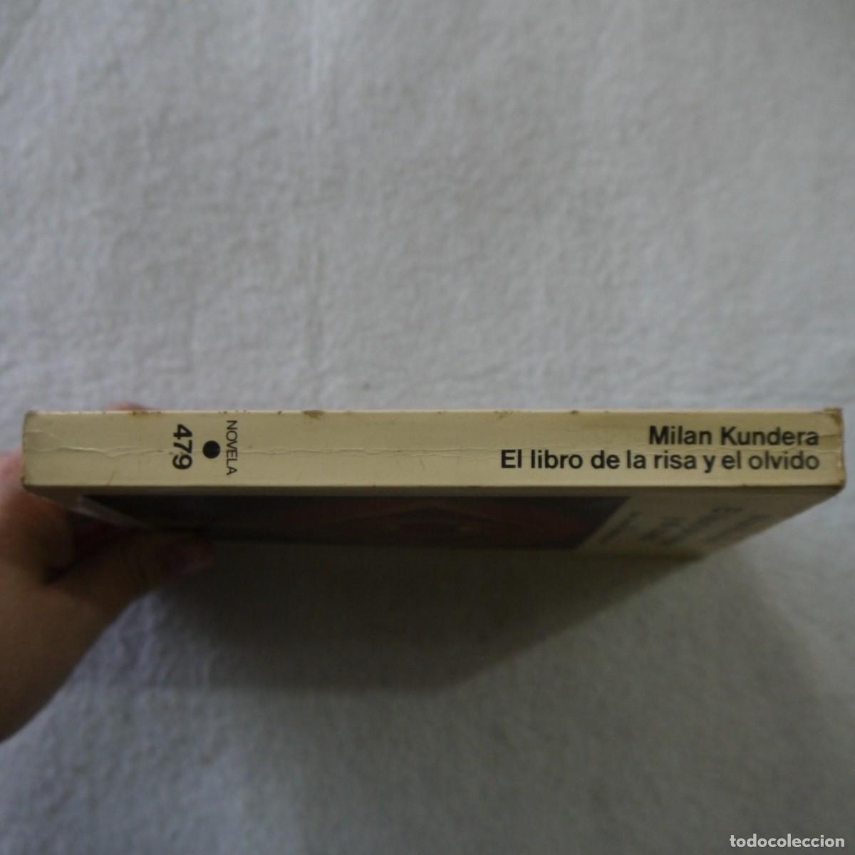 Libros de segunda mano: EL LIBRO DE LA RISA Y EL OLVIDO - MILAN KUNDERA - SEIX-BARRAL - 1982 - 1.&ordf; EDICI&Oacute;N - Foto 3