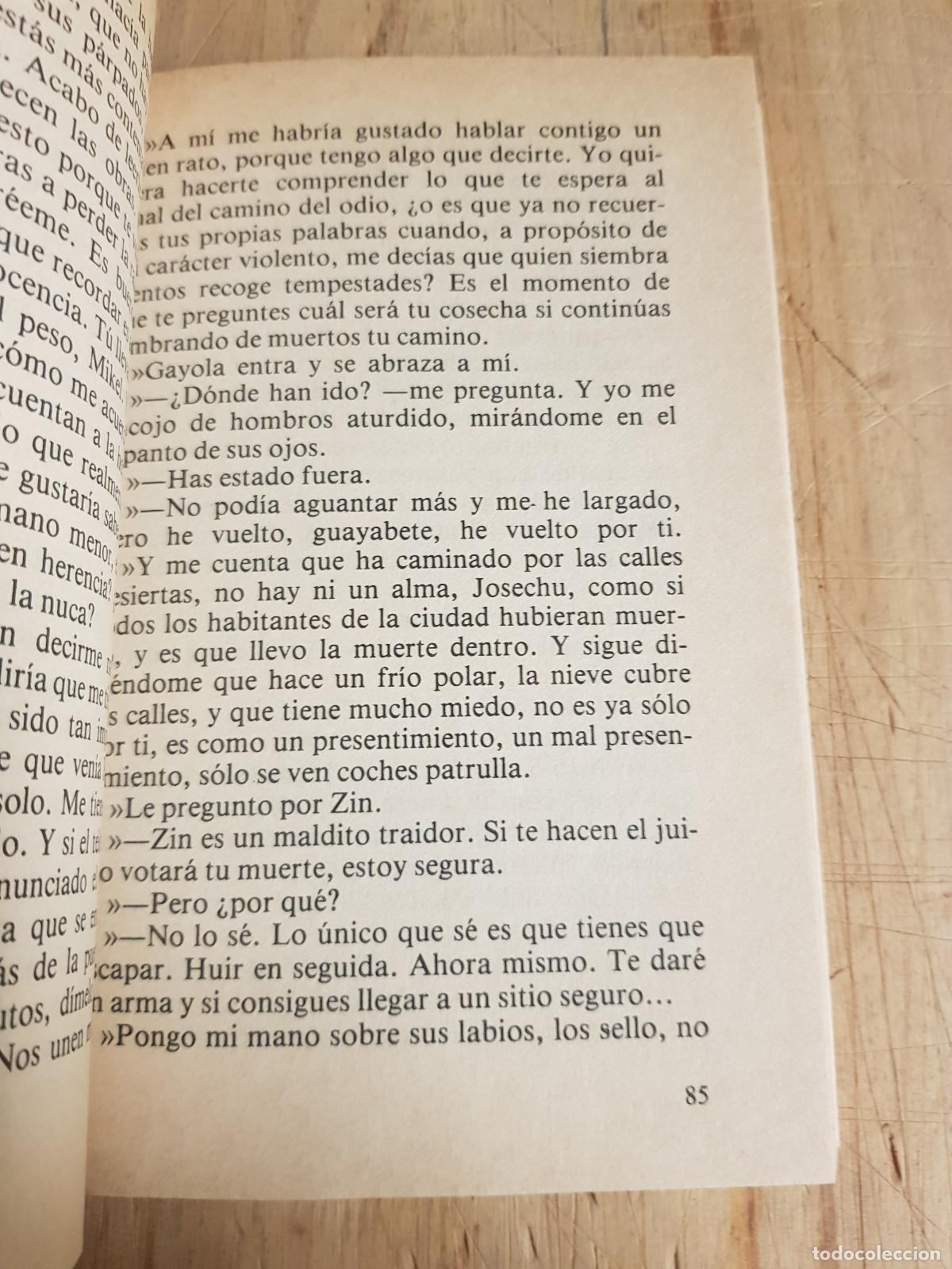 Libros de segunda mano: Y dios en la &uacute;ltima playa - Crist&oacute;bal Zaragoza - Foto 4