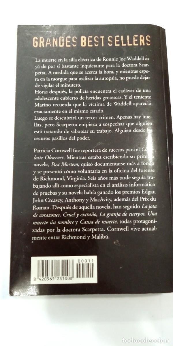 Libros de segunda mano: Cruel y extra&ntilde;o Patricia D. Cornwell - Foto 2