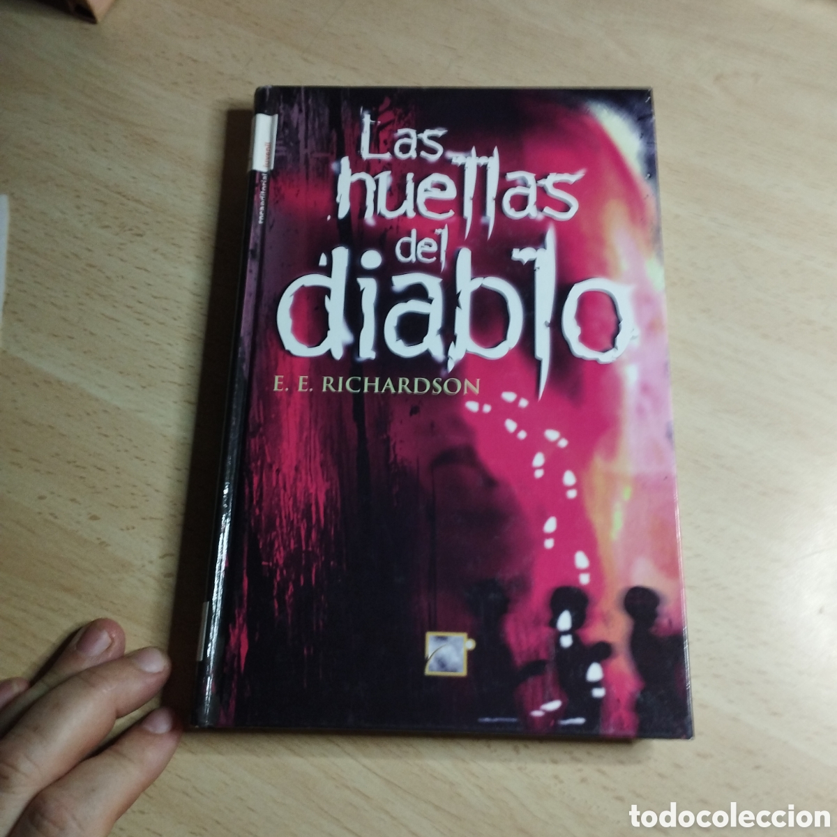 Libros de segunda mano: Las huellas del diablo. E. E. Richardson. 2006. Roca - Foto 1