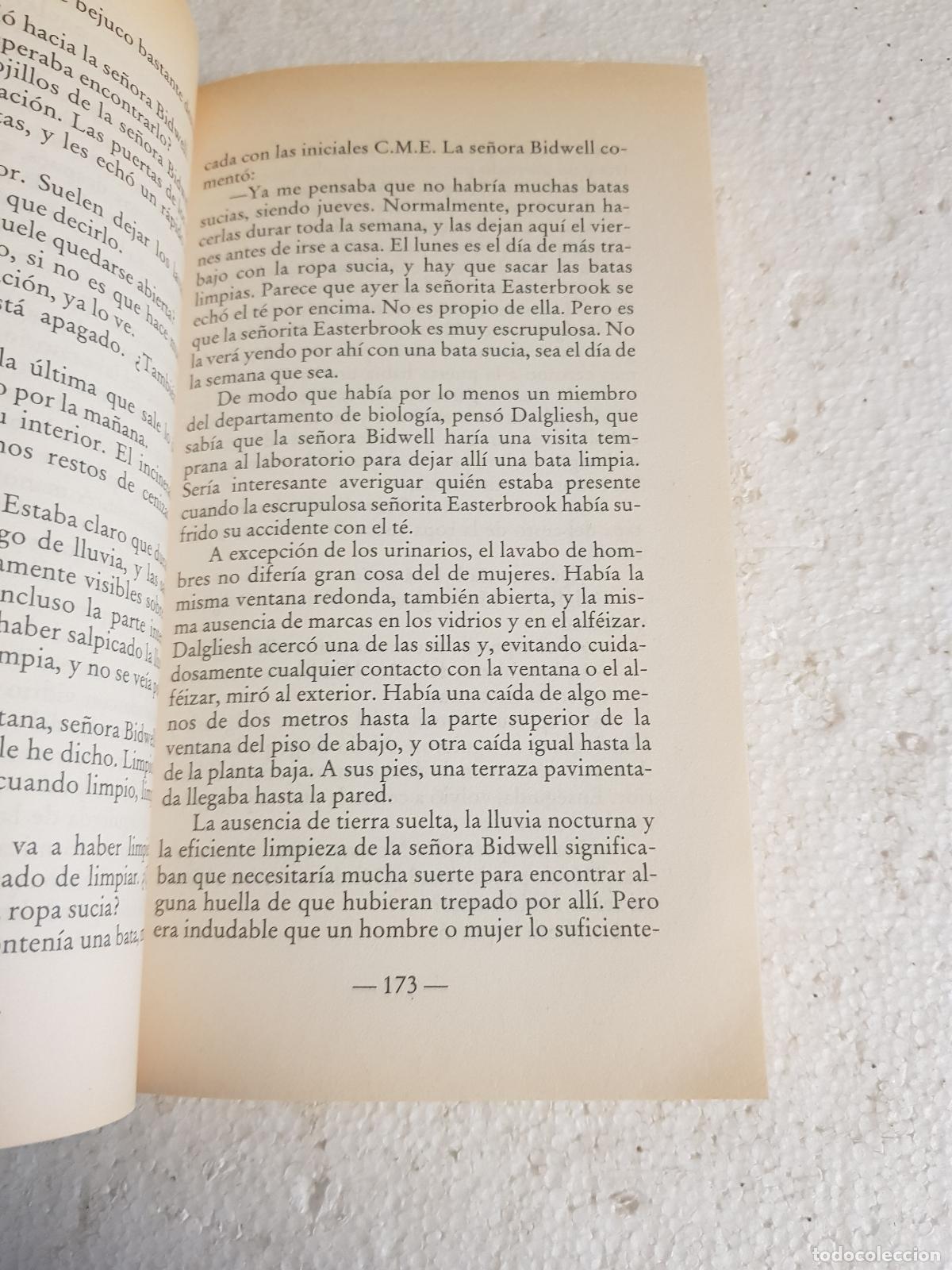 Libros de segunda mano: Muerte de un forense - P. D. James - Foto 4