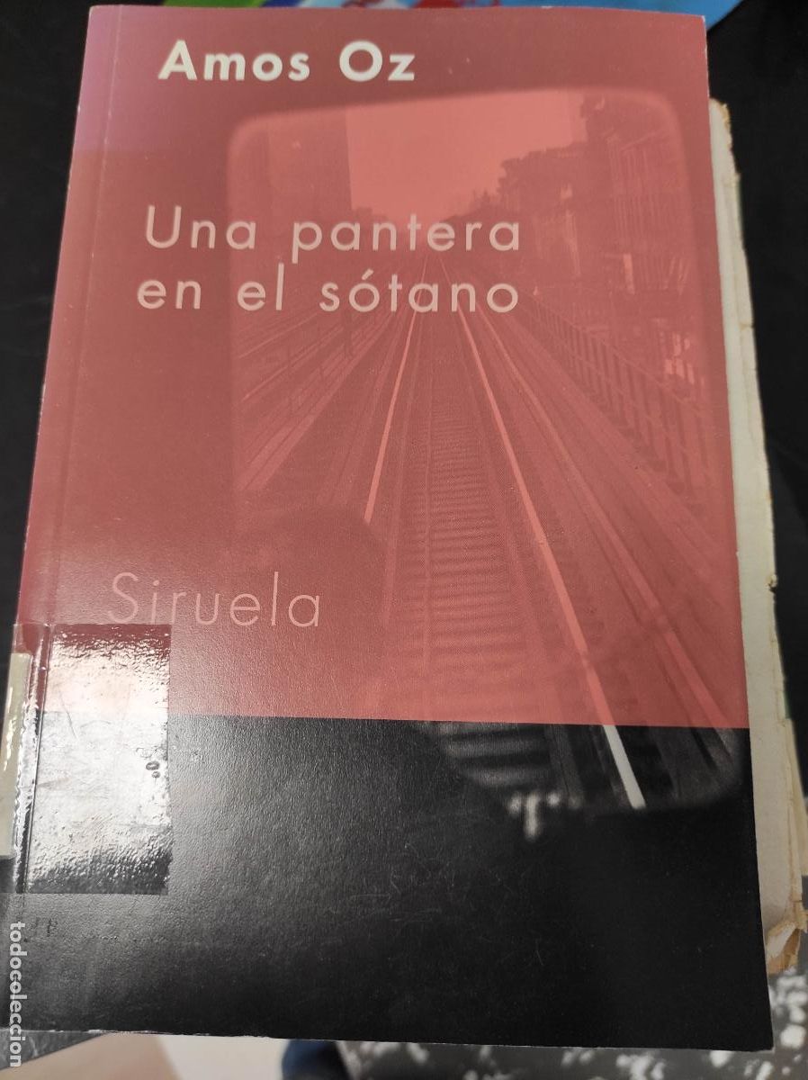 Libros de segunda mano: UNA PANTERA EN EL SOTANO - OZ, AMOS - Foto 1