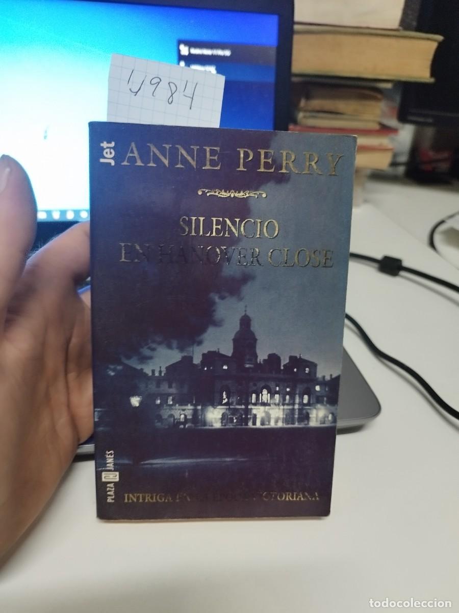 Libros de segunda mano: Silencio en Hanover Close.- Perry, Anne - Foto 1